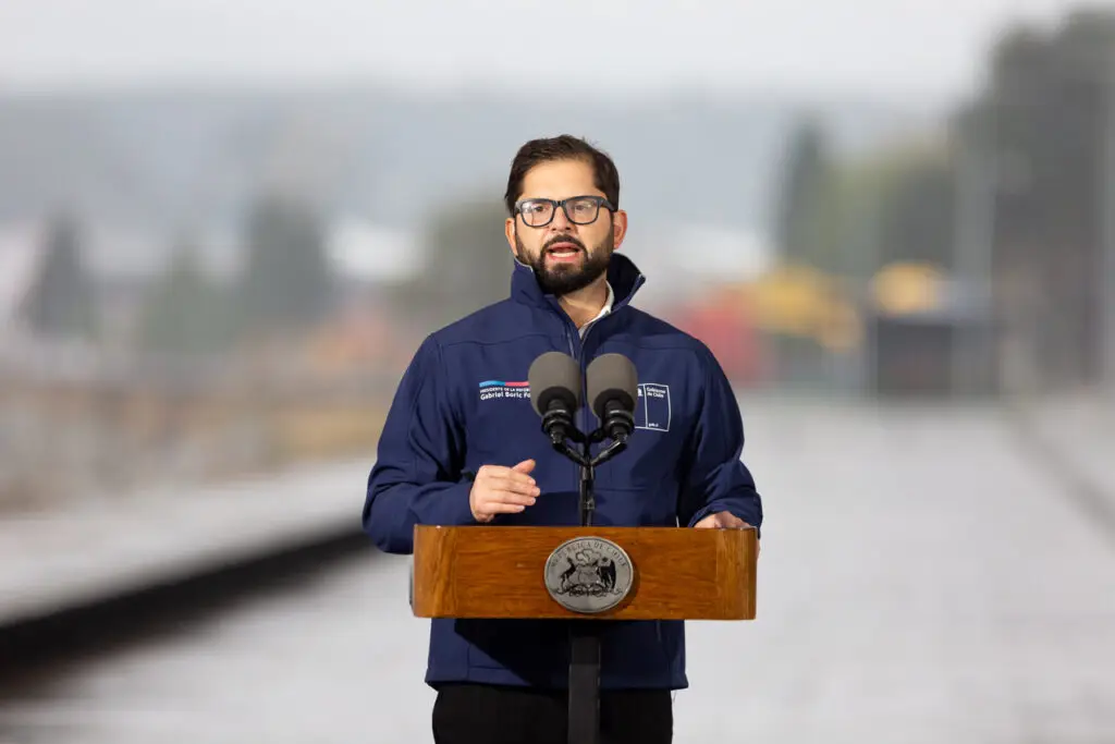 Presidente Boric lamentó muerte de piloto tras accidente aéreo en Talca: “Mis respetos y más profundas condolencias”