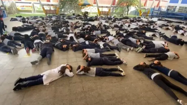 Colegio realizó el primer simulacro de balacera en Chile: "El objetivo número uno es cuidar a los niños"