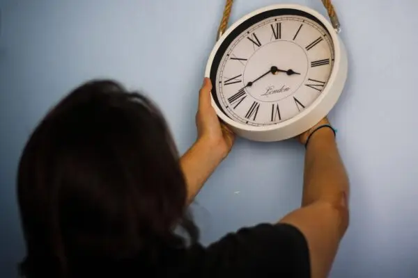 Comenzó el horario de invierno en casi todo Chile