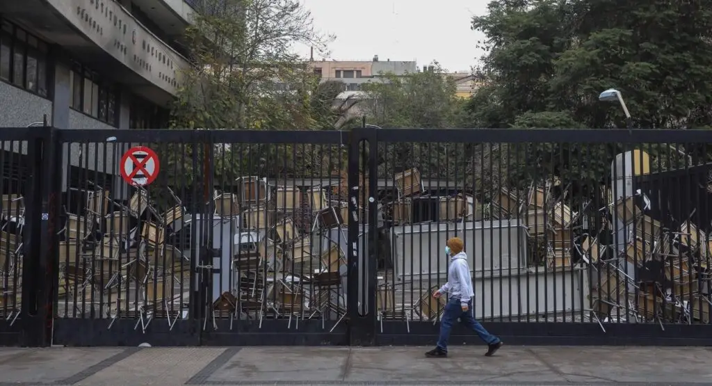 Instituto Nacional en toma: Estudiantes exigen baños plurigenéricos, más psicólogos y comida vegana