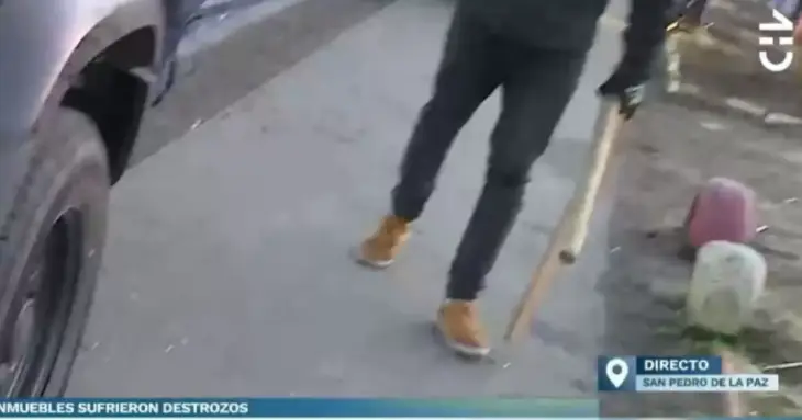 Equipo de TVN fue agredido con palos durante un desalojo en San Pedro de la Paz