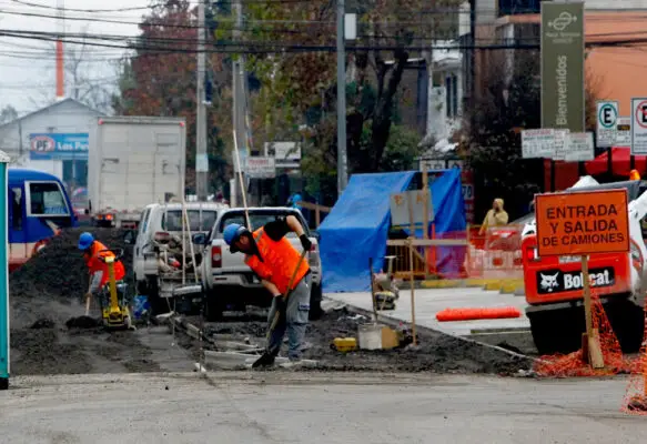 Avanzan obras de reparación de calle Maipú en Curicó