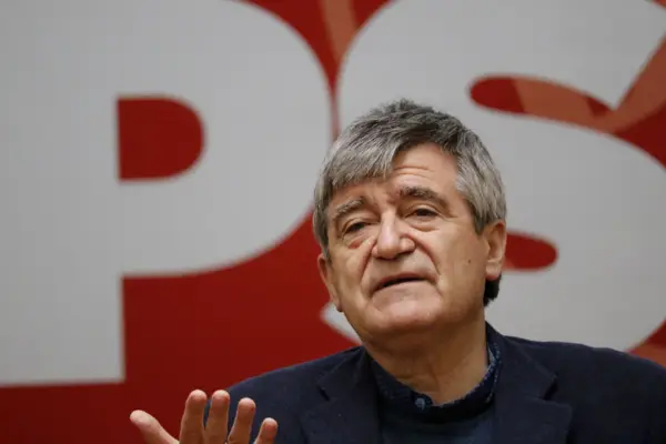 Secretario general del PS llamó a "unirse para frenar la regresión ultraconservadora" tras triunfo de Republicanos