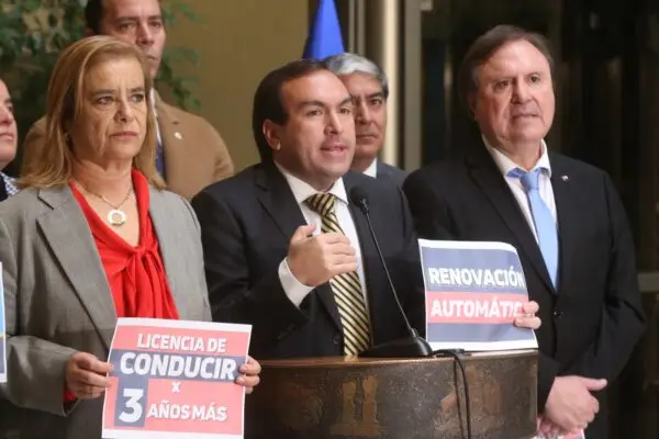 Diputado Donoso pide urgencia a proyecto que renueva por tres años licencias a conductores sin infracciones