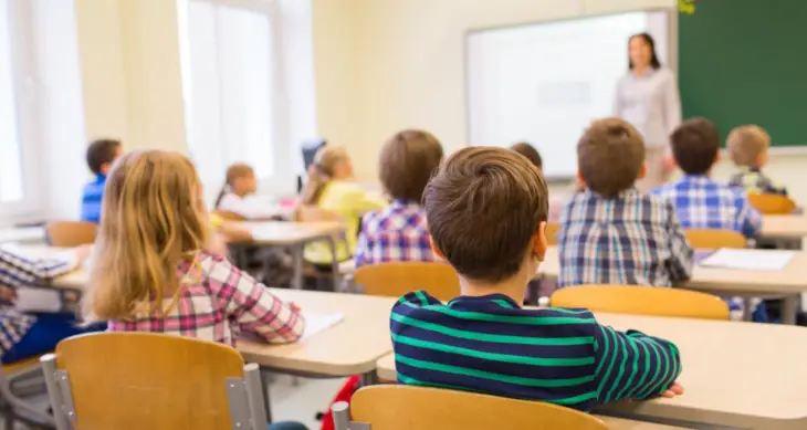 Estados Unidos busca profesores chilenos para enseñar español: Sueldo puede llegar a $43 millones anuales