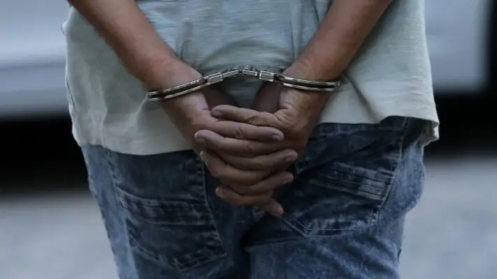 Hombre roció con parafina a su pareja para quemarla viva en plena vía pública en Curicó
