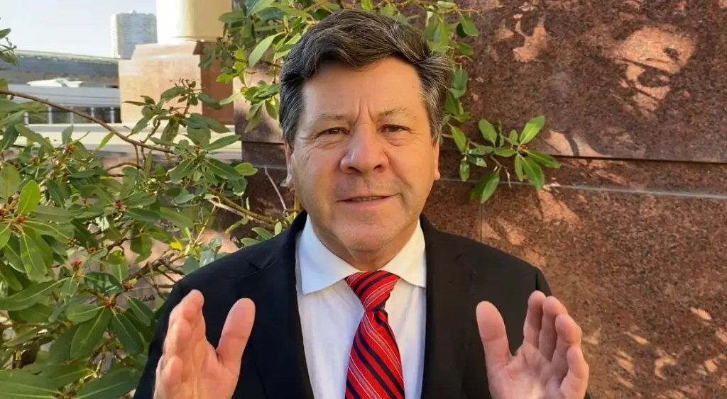 Investigación revela que senador Castro contrató a su expareja como asesora y su hijo 'tiktoker' utiliza un auto estatal