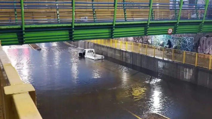 Nuevosur niega responsabilidad en inundación de paso bajo nivel de Freire en Curicó