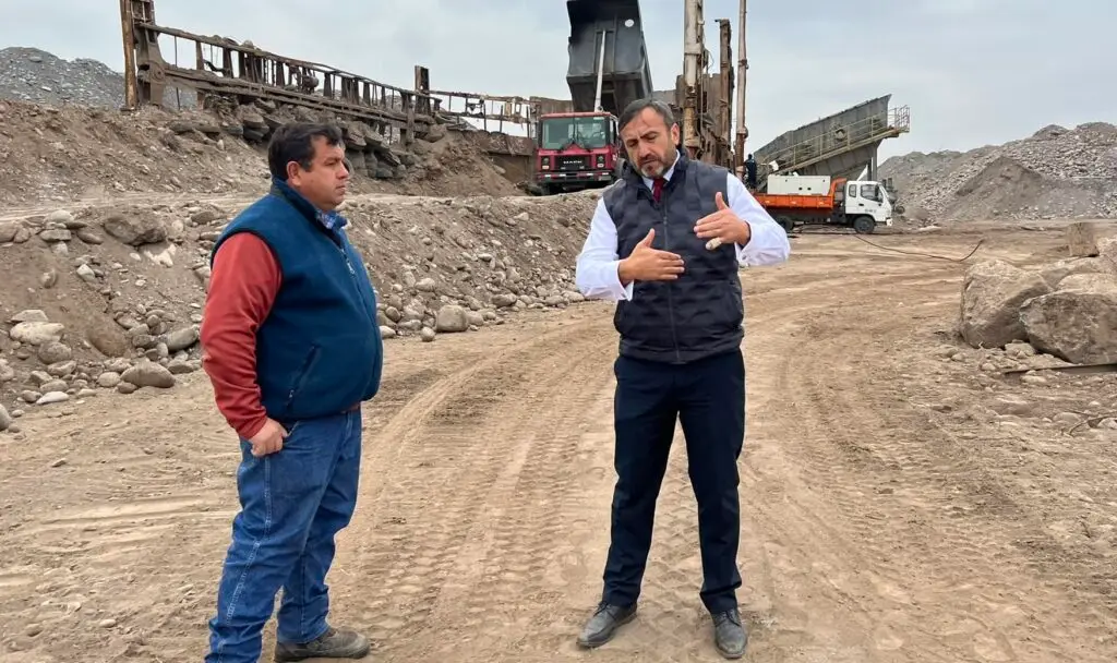 Diputado Francisco Pulgar denuncia extracción ilegal de áridos en el río Teno