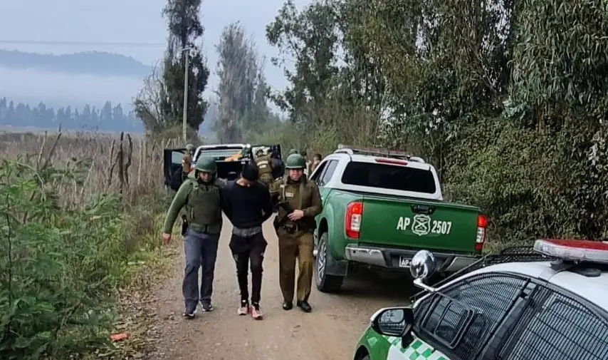 Sujetos que robaron camioneta en Curicó fueron descubiertos durmiendo en su interior en Licantén