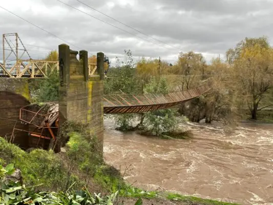 Colapsa pasarela sobre el Río Guaiquillo en sector Dragones Sur
