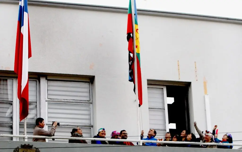 Con izamiento de bandera mapuche el municipio de Curicó celebró el Día de los Pueblos Originarios