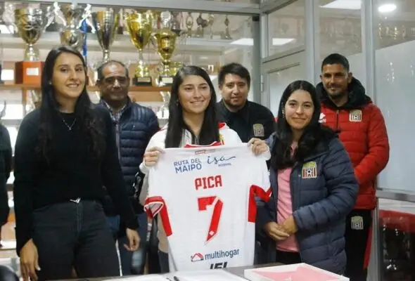 Vanessa Riquelme es la primera jugadora contratada profesionalmente en Curicó Unido