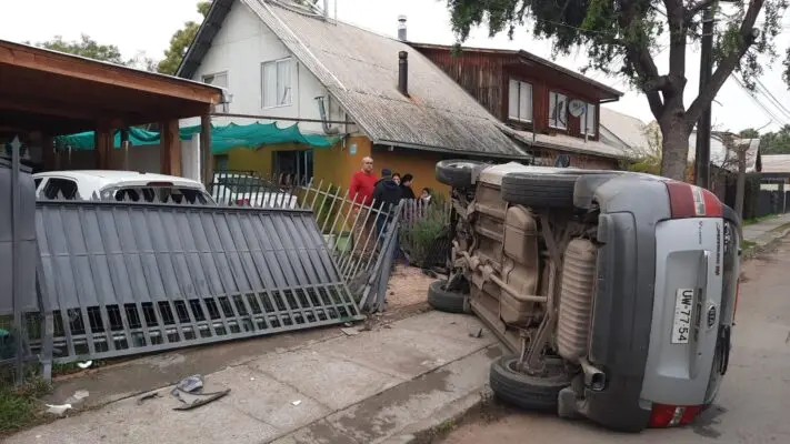 Conductor ebrio huyó de la policía y chocó rejas de dos viviendas en sector El Boldo de Curicó