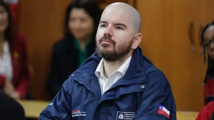 "Ustedes no tienen capacidad de entender la pobreza": Ministro Jackson es increpado por hombre en situación de calle