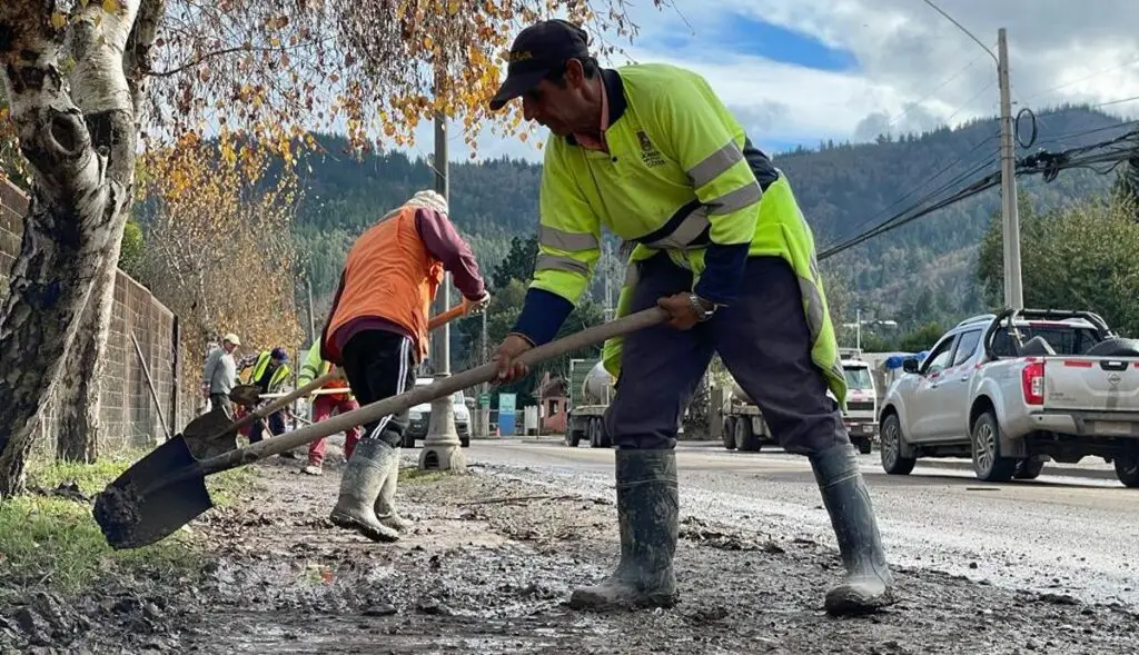 Sigue proceso de limpieza tras inundación en Licantén