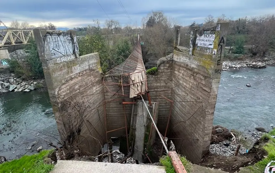 Vecinos solicitan urgente reparación de pasarela dañada sobre el Río Guaiquillo