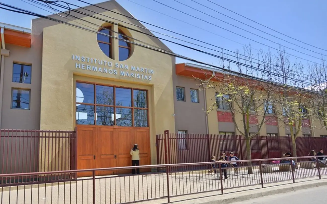 Educadora de párvulos denunció al Instituto San Martín de Curicó por acoso laboral y pide indemnización de $70 millones