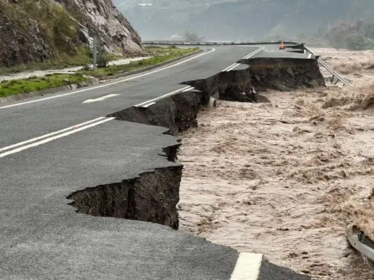 Vecinos de Los Queñes reparan camino cortado por inundaciones para recuperar conectividad
