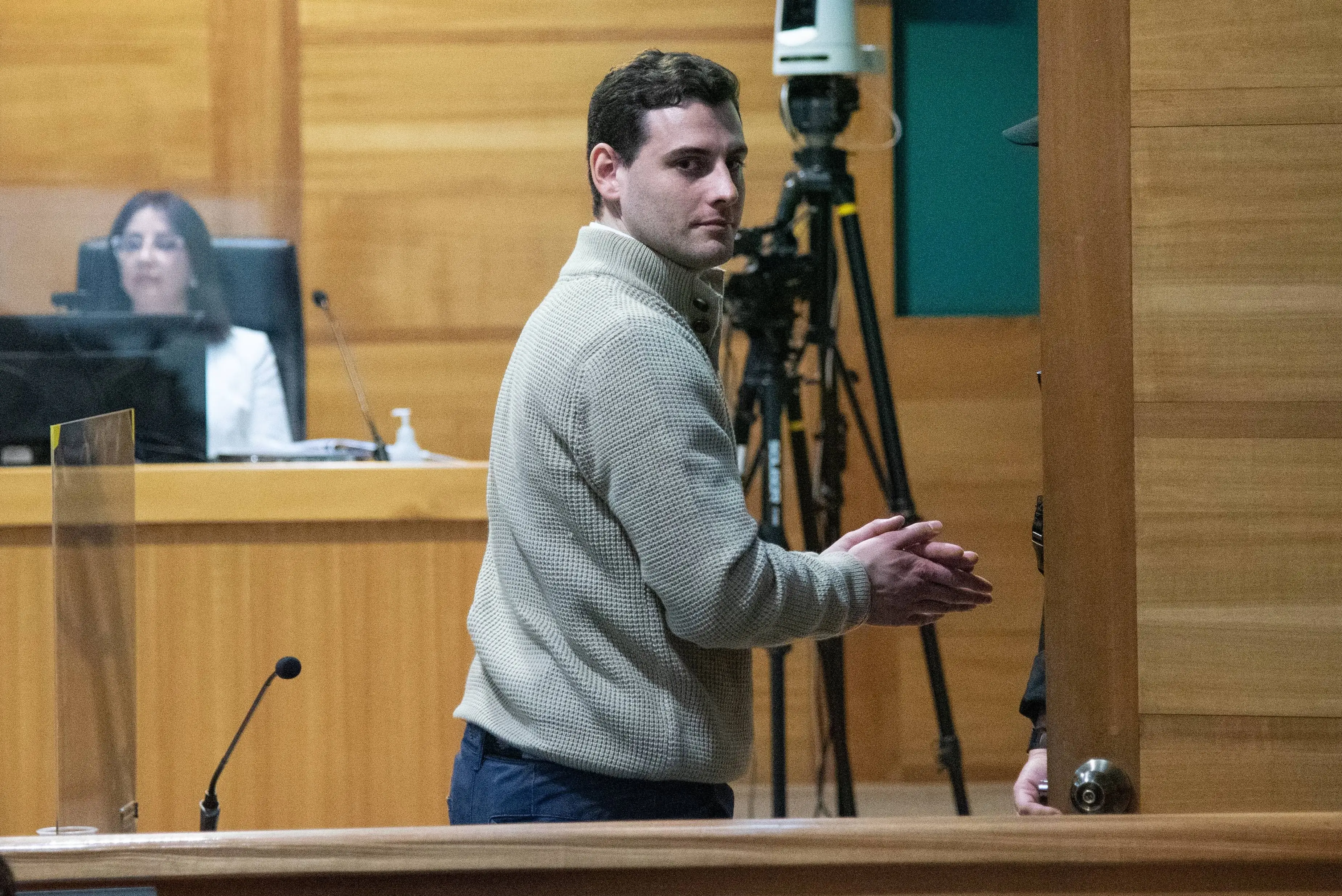 Martín Pradenas es condenado a 17 años de cárcel por violaciones y abusos sexuales
