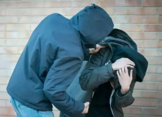 Sujetos golpearon y asaltaron a joven en sector Colón de Curicó