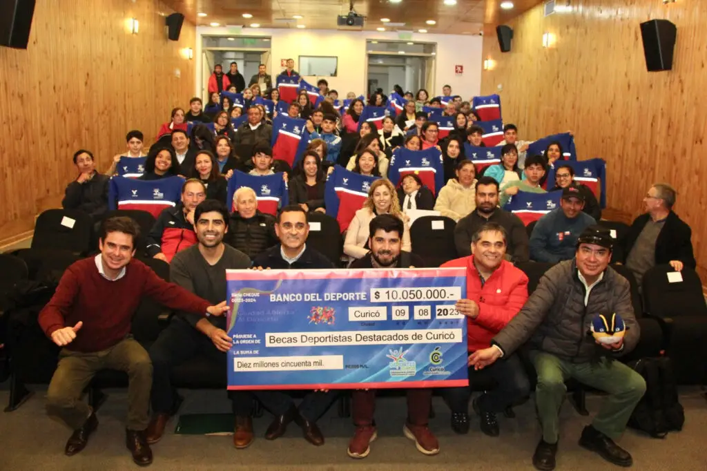 Municipio curicano realizó entrega de becas a Deportistas Destacados 2023