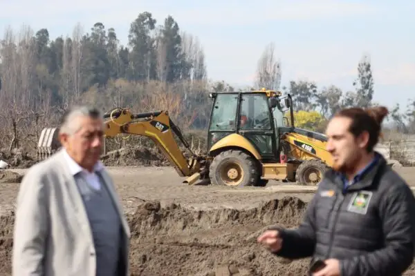 Inician trabajos de despeje en campos afectados por las inundaciones en Rauco
