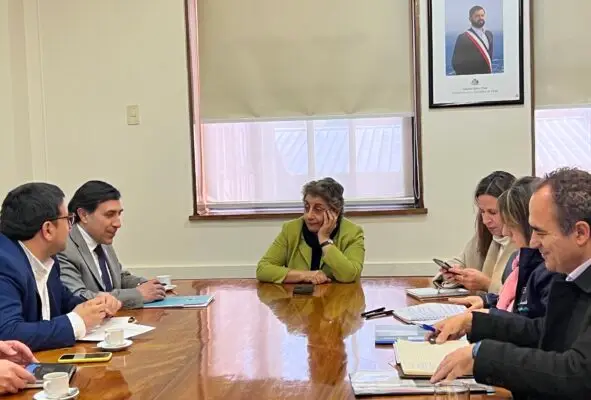 Alcalde de Romeral y ministra de Obras Públicas analizan avance en conectividad con Los Queñes