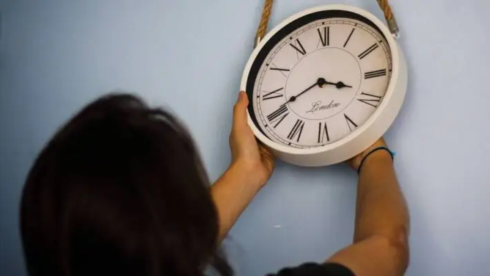 Este sábado se realizará el cambio de hora en Chile