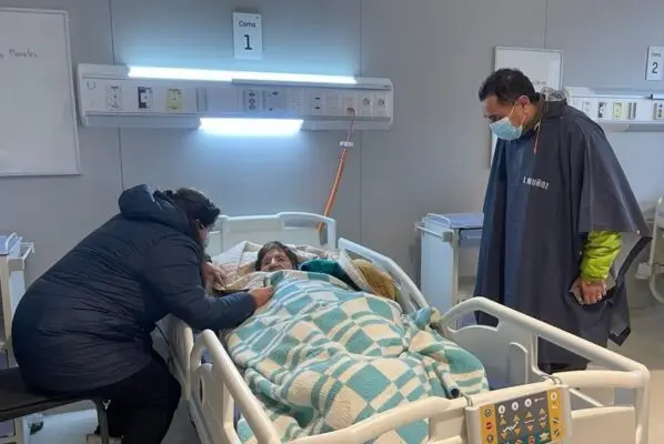 Ejército y Carabineros colaboran en evacuación de residentes de Fundación Las Rosas en Los Niches