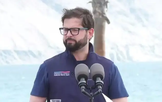 Presidente Boric increpa a pescador que irrumpió durante promulgación del Royalty Minero
