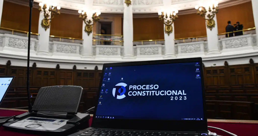 56% de los chilenos votaría en contra de nueva Constitución y un 24% la aprobaría, según encuesta