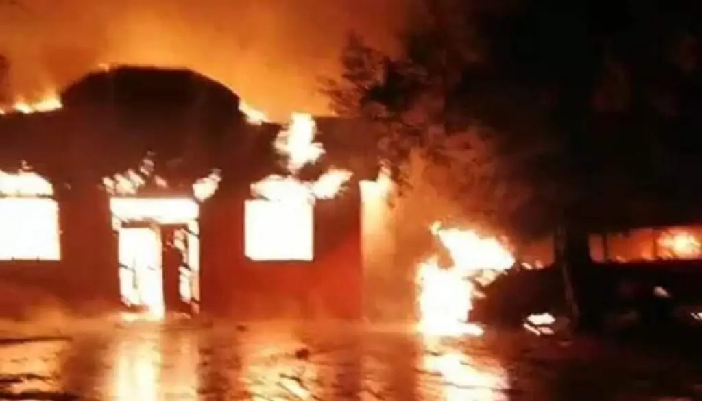 Terror en Ercilla: Desconocidos quemaron iglesia, una casa y un vehículo