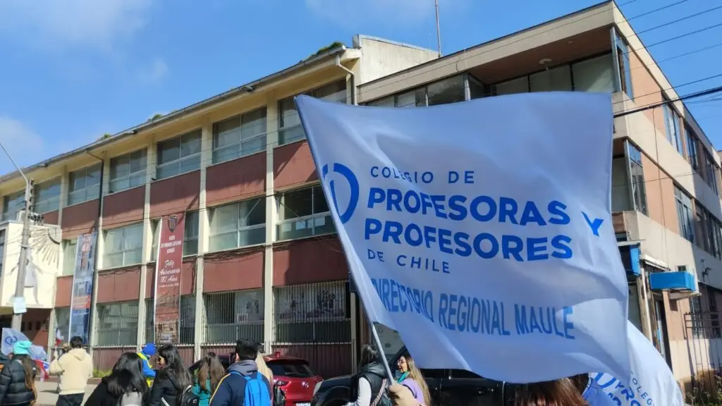 Profesoras y profesores de Curicó cumplen primer día adhiriendo al paro nacional