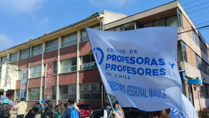 Profesoras y profesores de Curicó cumplen primer día adhiriendo al paro nacional
