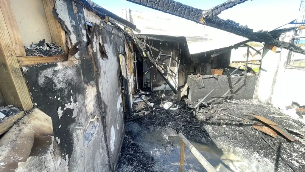 Bomberos de Rauco sufre pérdida de su cuartel por incendio y solicitan ayuda para reconstrucción