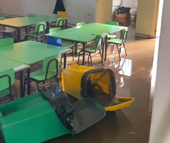 Apoderados de Escuela Estados Unidos de Los Niches no enviarán a estudiantes a clases hasta que salas estén aptas tras inundación