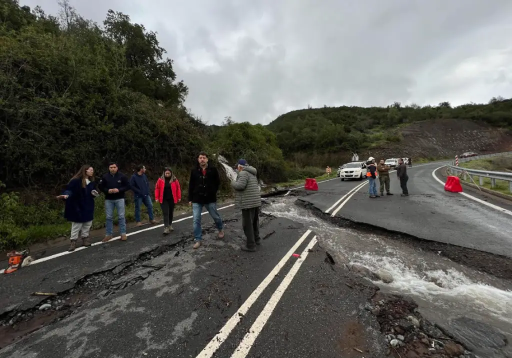 Alcalde de Romeral coordina acciones con Bomberos y Carabineros para ayudar a afectados por temporal