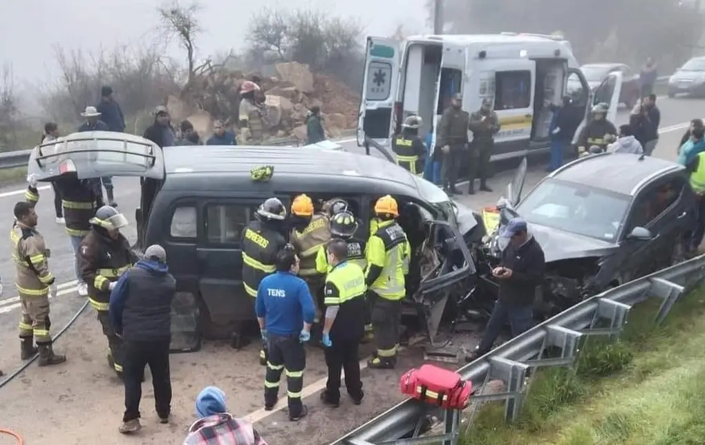 Colisión frontal en Villa Prat deja siete personas heridas y daños a vehículos