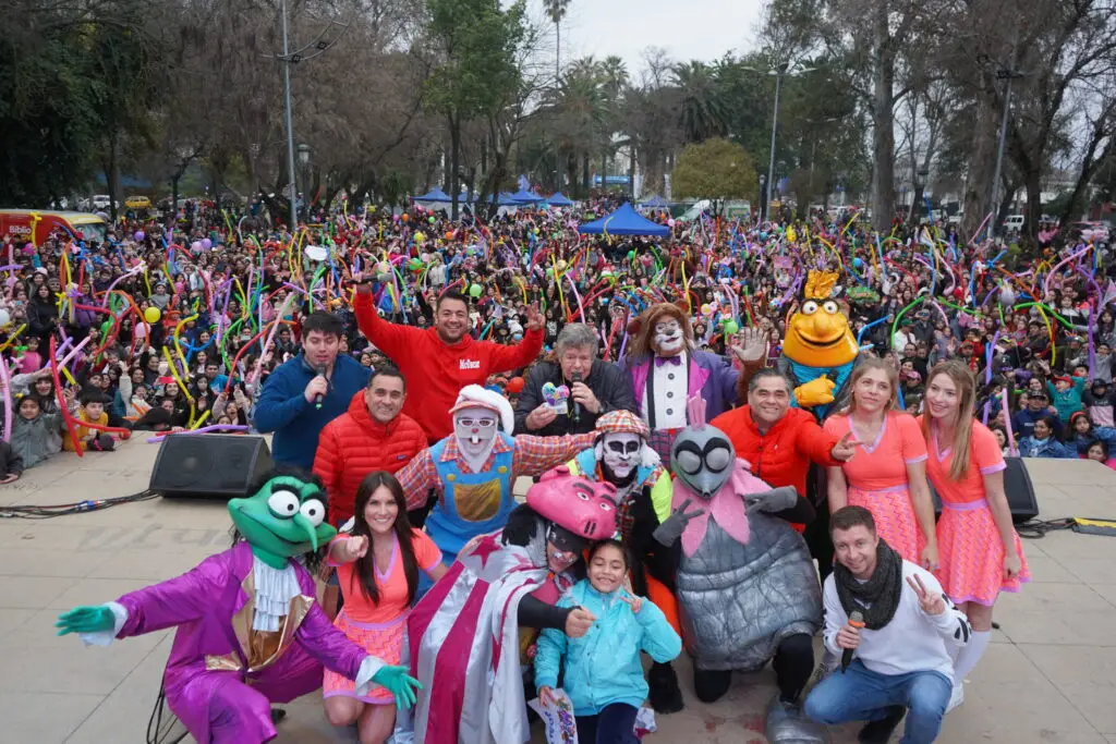 Municipio de Curicó ofreció show gratuito de Cachureos para celebrar el Día del Niño y la Niña