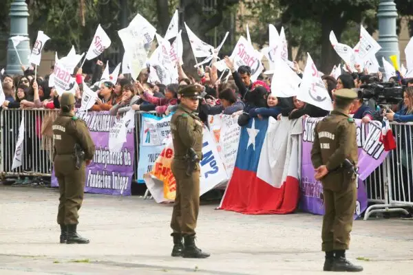 Realizan manifestación al exterior de La Moneda a minutos del cambio de gabinete