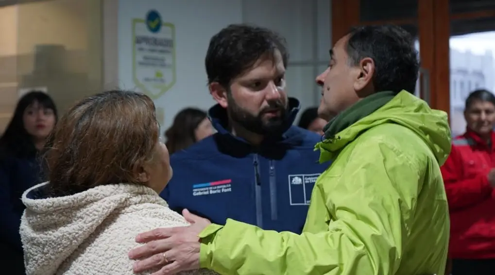 Presidente Boric visitó albergue y comprometió ayuda para damnificados en Curicó