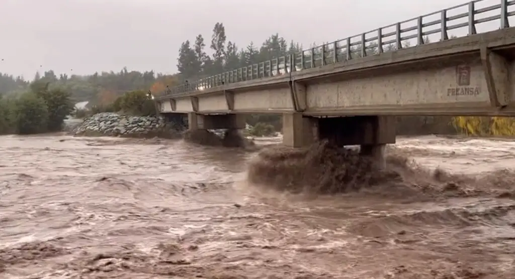 Ordenan evacuar sectores de Lontué por desborde de canal Pirihuin y del estero Seco
