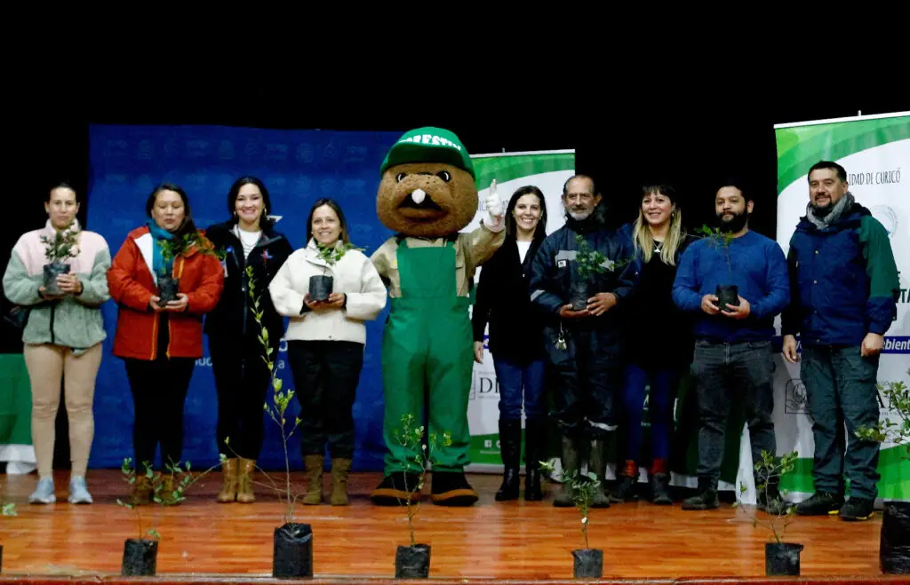 CONAF entrega más de 900 árboles nativos en Curicó