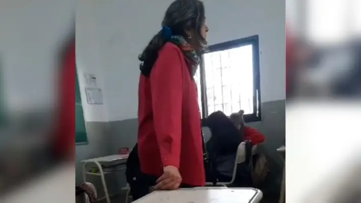 Profesora trató de "pelotudos" a sus alumnos por votar a Milei en Argentina