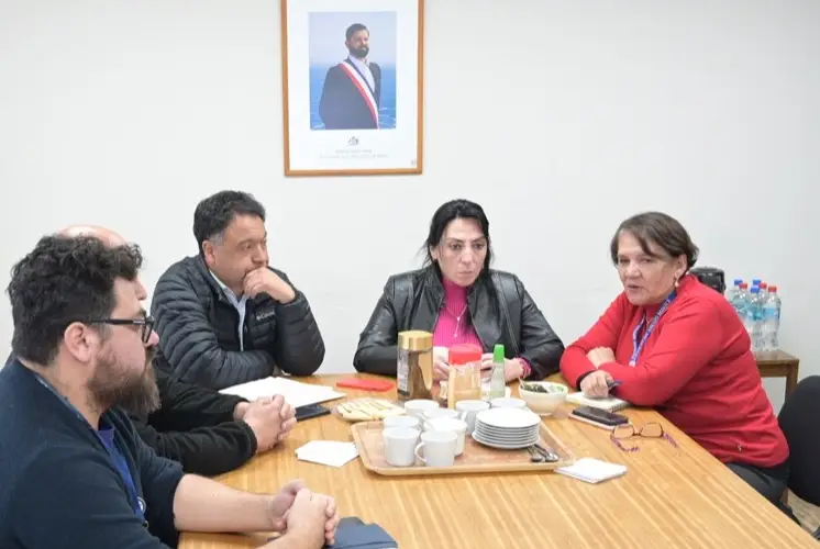 Gobernadora regional y alcalde de Licantén coordinan avances para levantar nuevo Cesfam en Iloca
