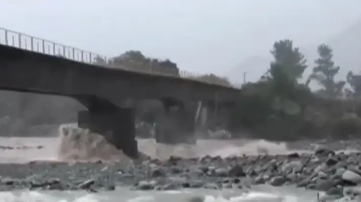 Puente en San Clemente corre riesgo de derrumbe tras aumento del flujo del río Maule