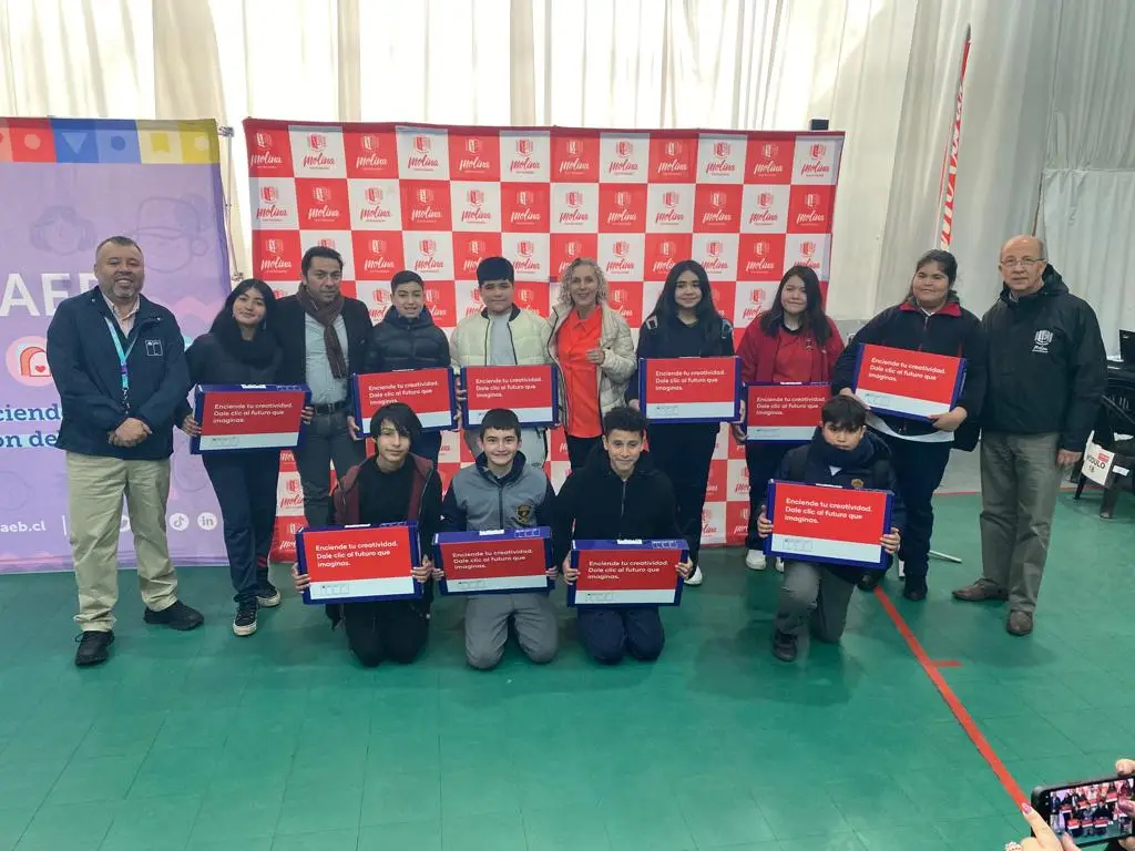 Junaeb entregó 477 notebooks a escolares de Molina