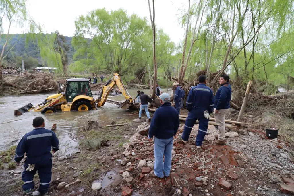 Municipio de Rauco y comunidad de El Llano recuperan paso tras pérdida del Puente Cimbra