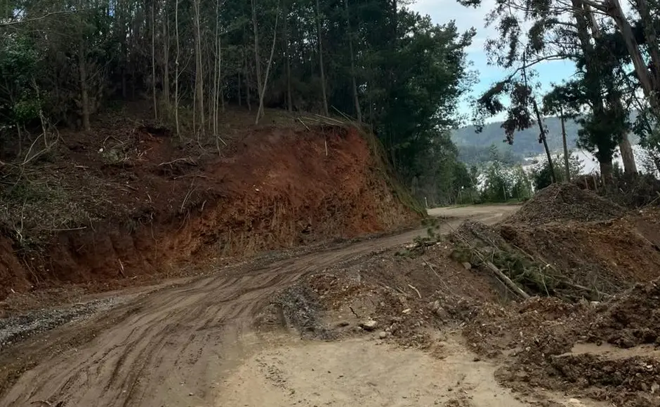 Concejala de Vichuquén critica a seremi de Obras Públicas y pide fiscalizar reparación de caminos